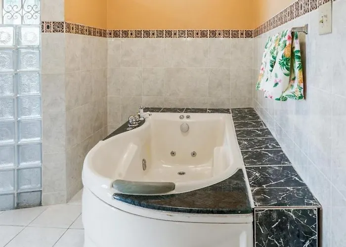 Yanceylargo Estate - Newly Renovated 7br Beautiful Two-story W Gorgeous Mountain View Montego Bay