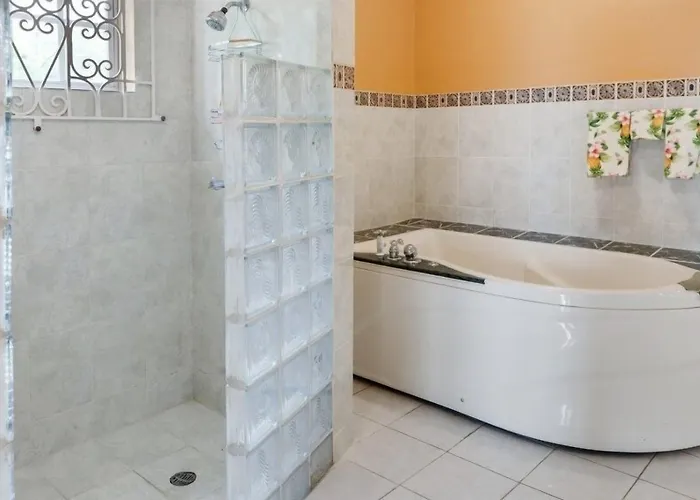 Yanceylargo Estate - Newly Renovated 7br Beautiful Two-story W Gorgeous Mountain View Montego Bay